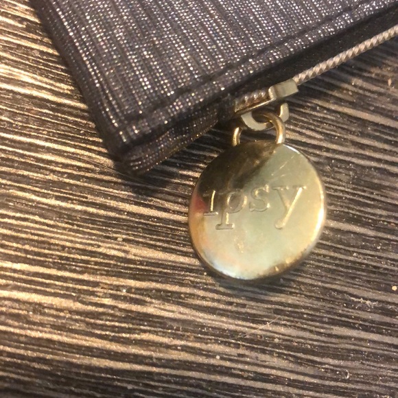 ⭐️ Ipsy Makeup Bag - Picture 3 of 5